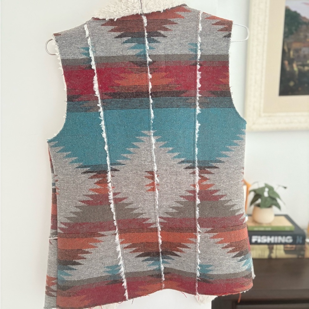 Southwestern Patterned Vest with Sherpa Lining Aztec - Picture 4 of 7